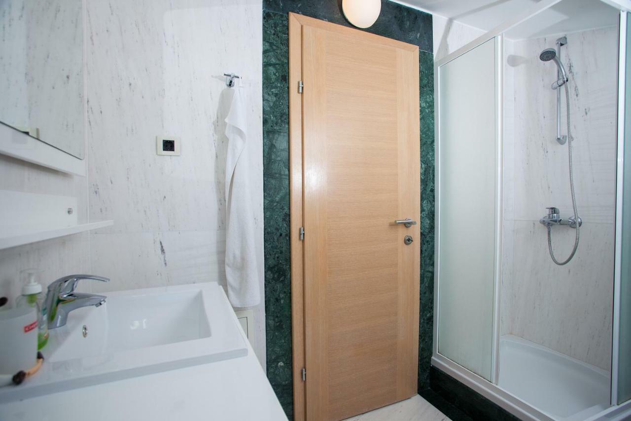 Villa Luce Mit Pool Makarska Oda fotoğraf